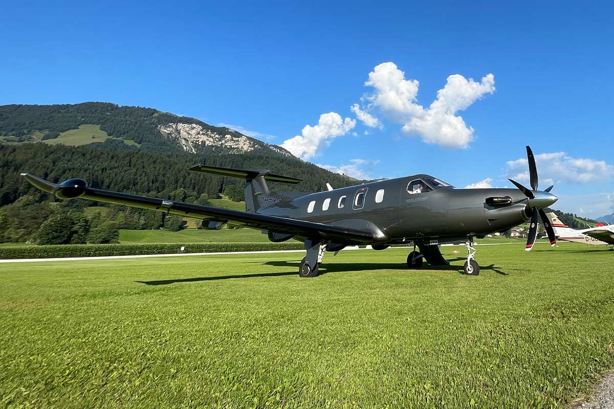 Pilart Air PC12NGX parkt auf einer Wiese